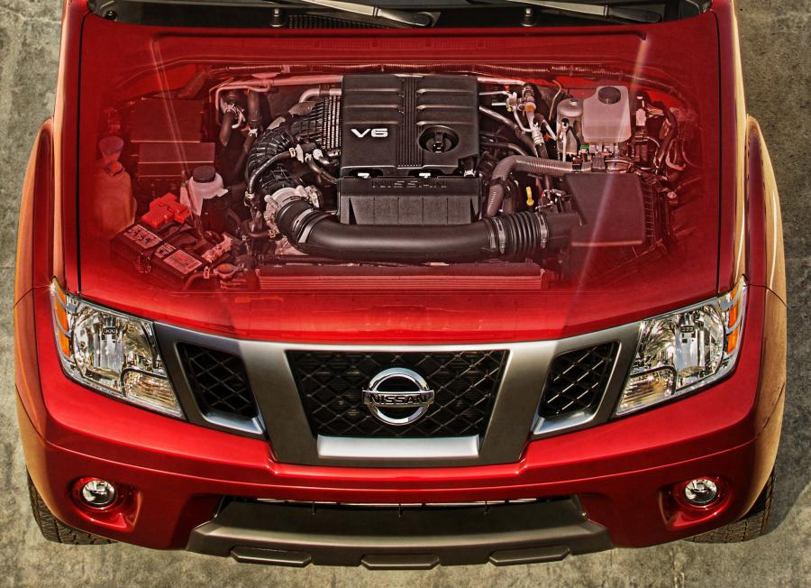 Моторный отсек Nissan Frontier Pro-4X Crew Cab (D40) 2020 года  (фото 3 из 40)